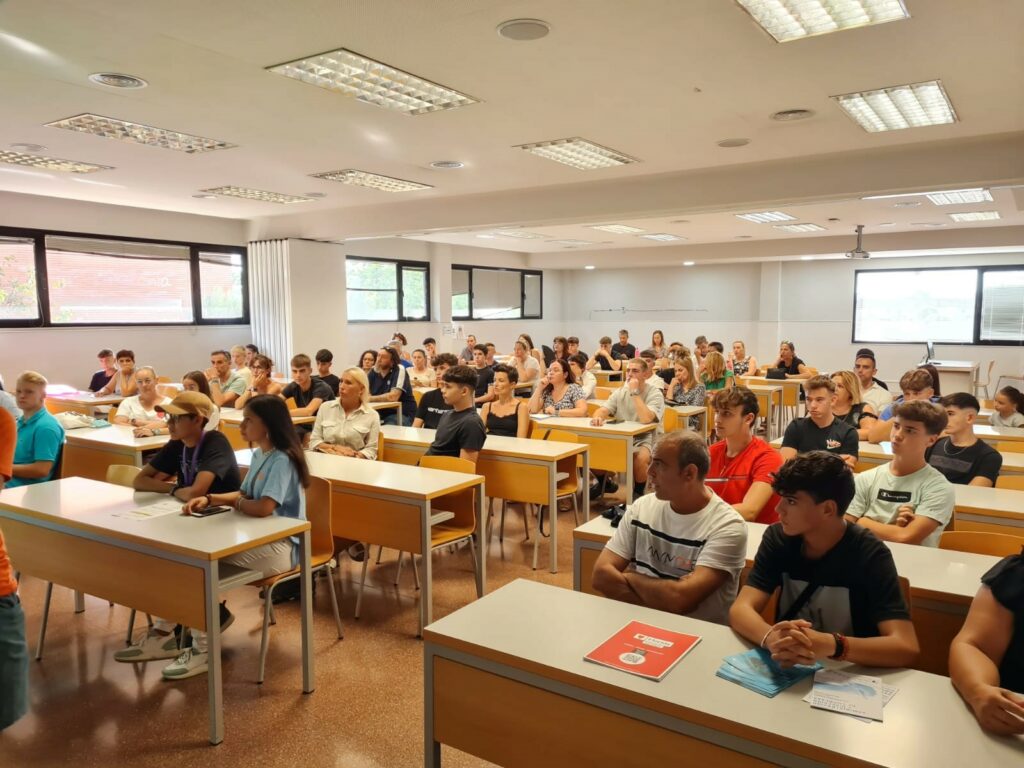 Florida Universitària recibe a las familias del nuevo alumnado de ciclos medios