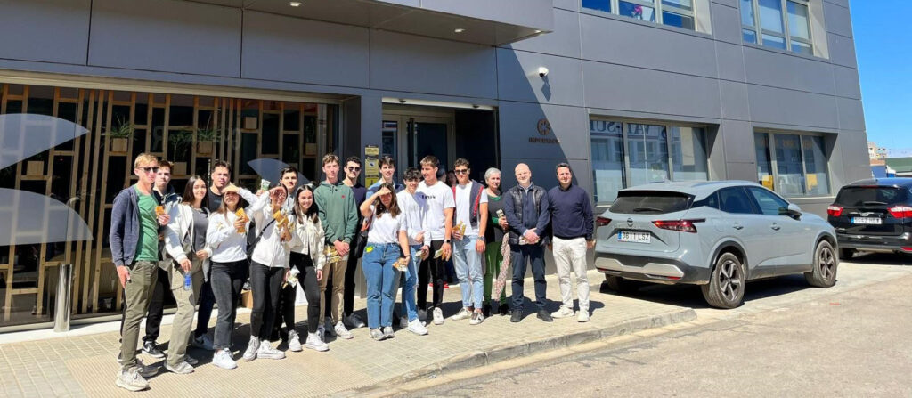 El alumnado del área de Transporte y Logística visita la cadena de suministro de Importaco