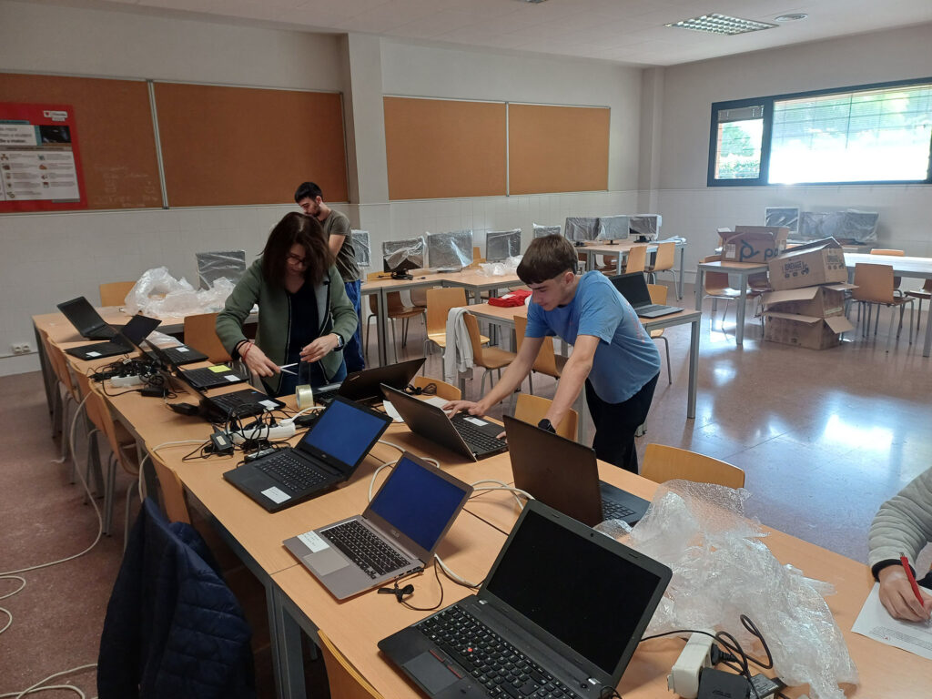 Florida Grup Educatiu pide la colaboración de las empresas para dotar de equipos informáticos a alumnado afectado por la DANA