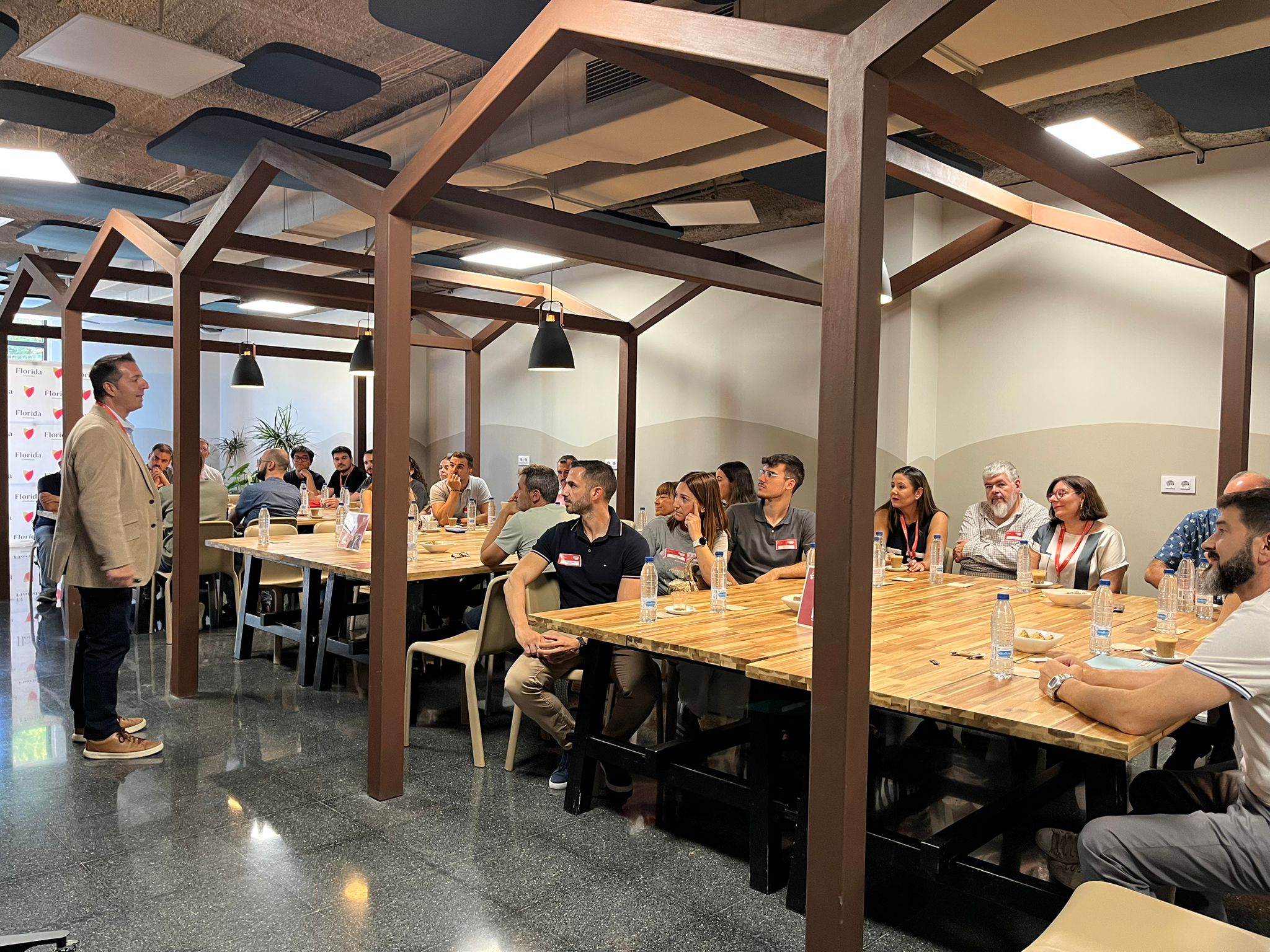 Florida Cicles Formatius organiza una Café TIC y Videojuegos para empresas referentes
