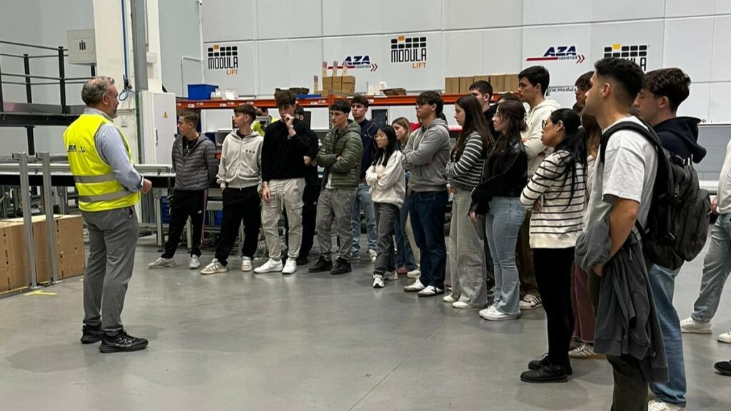 Alumnado de Logística aprende el funcionamiento de un almacén de alto rendimiento