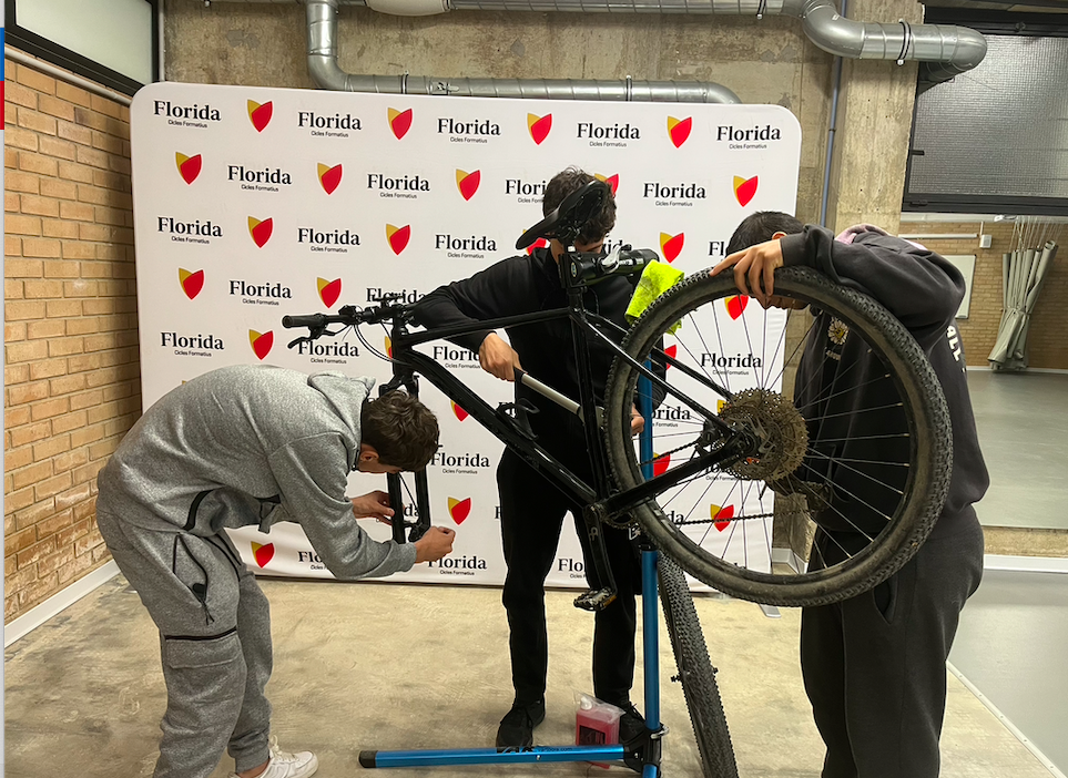 Alumnado de Guía en el Medio Natural estrena la nueva aula-taller de la Mención en Mecánica de Bicicletas