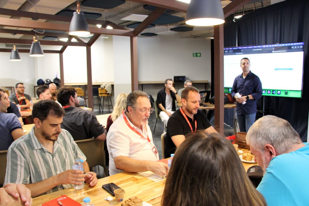 Café TIC reúne a empresas tecnológicas y profesorado para reflexionar sobre IA y formación