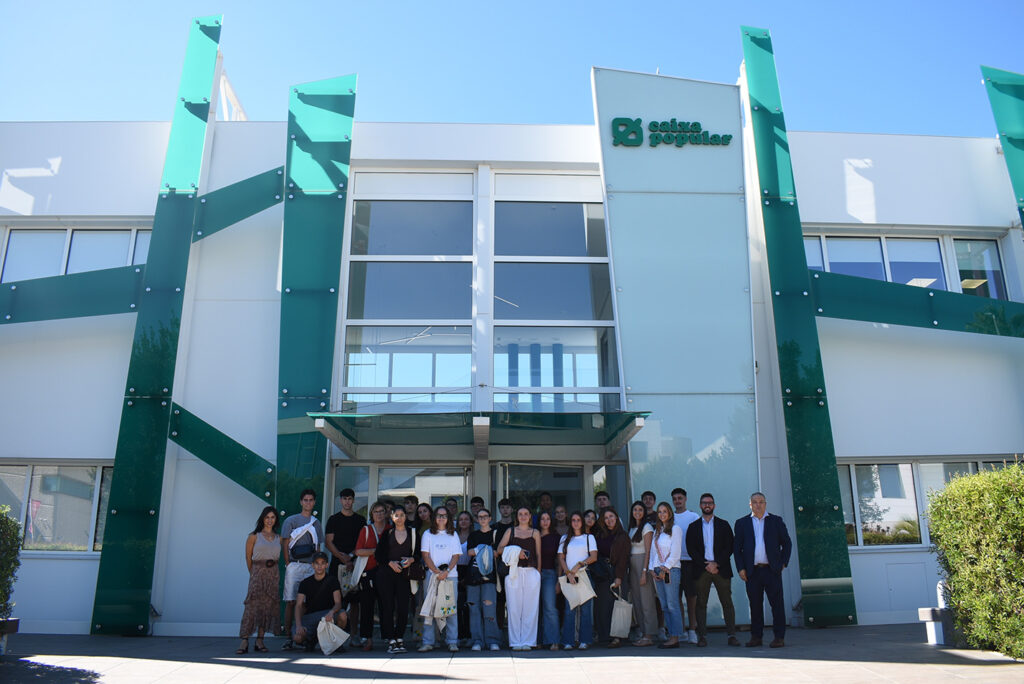 Alumnado de Administración y Finanzas celebra la Semana de la Educación Financiera en Caixa Popular